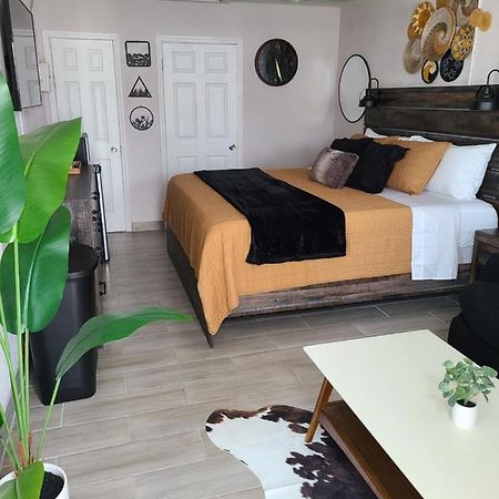 Modern Studio Retreat With King Bed - Cozy Comfort Pahokee Ngoại thất bức ảnh