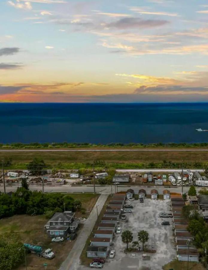 Modern Studio Retreat With King Bed - Cozy Comfort Pahokee Ngoại thất bức ảnh