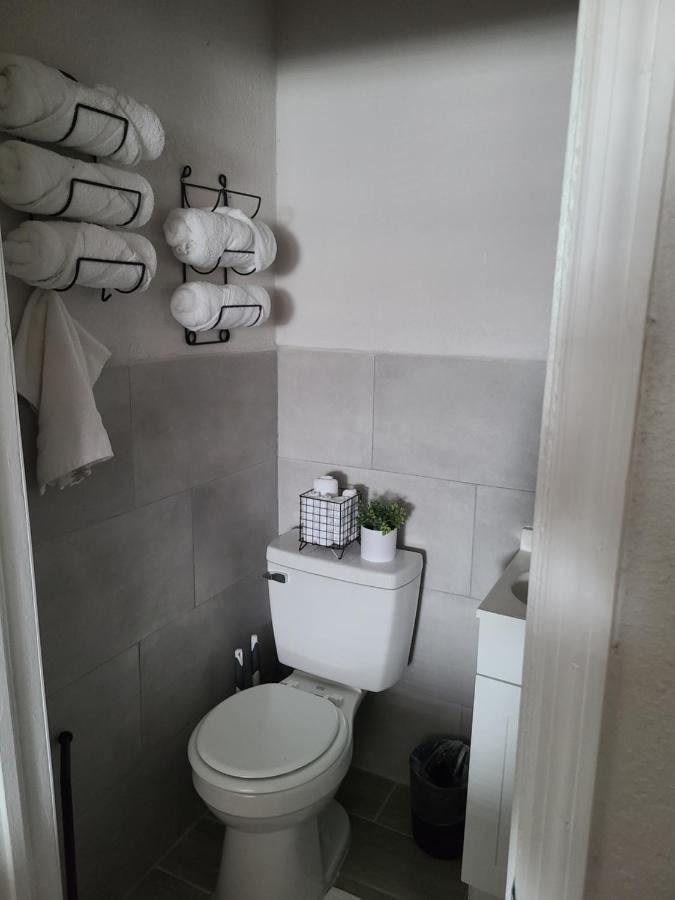 Modern Studio Retreat With King Bed - Cozy Comfort Pahokee Ngoại thất bức ảnh